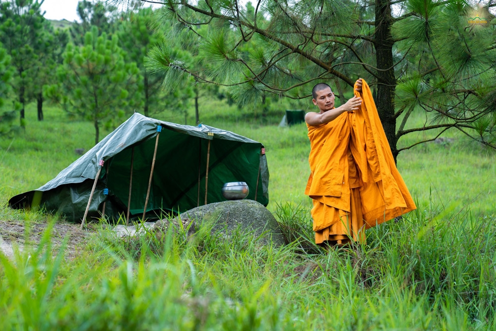 Tài sản của chư Tăng chỉ có ba y, một bình bát duy nhất để khất thực gieo duyên cứu độ chúng sinh.